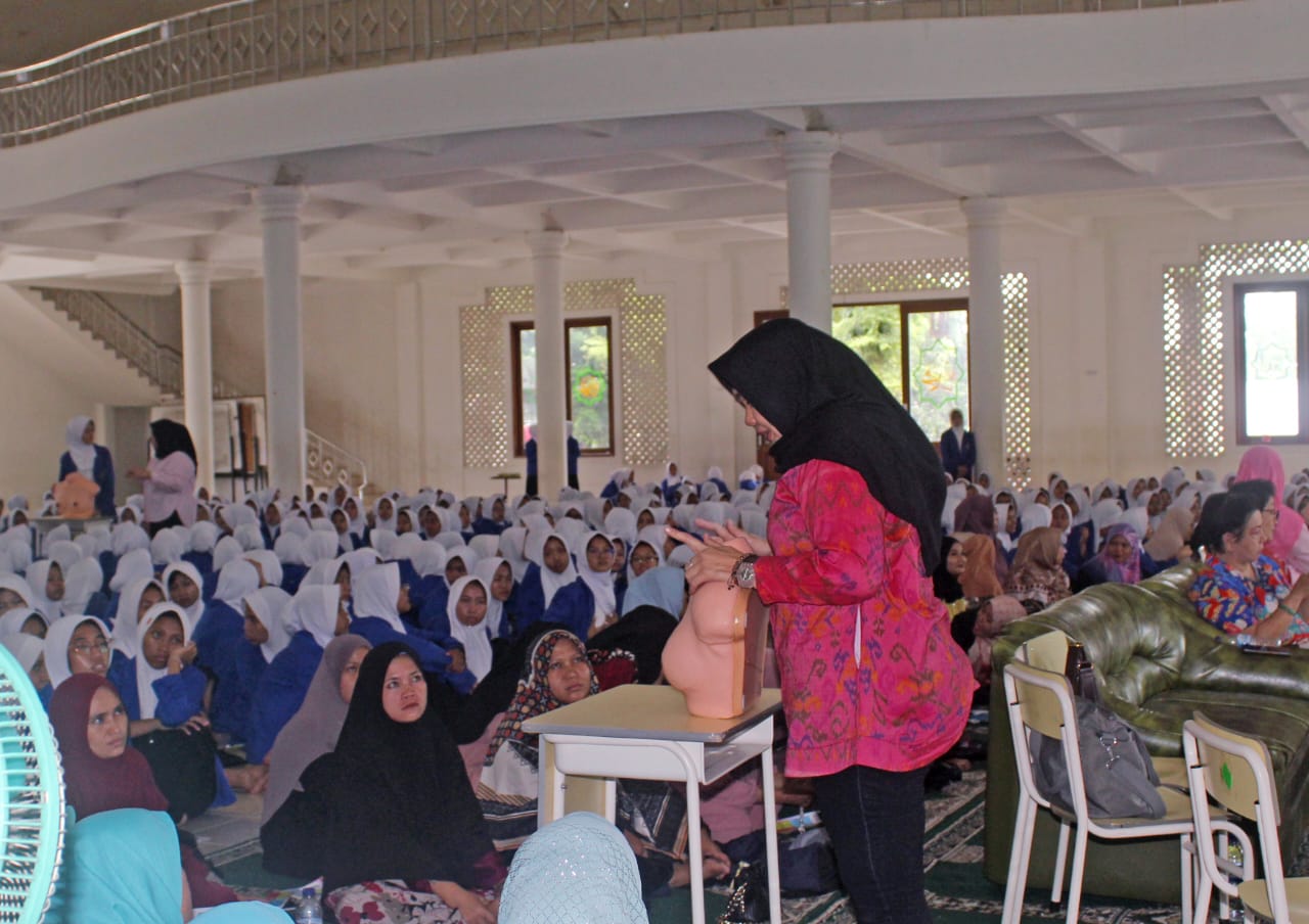 Cegah Kanker Payudara Pada Gen Z, Santriwati di Bogor Ikuti Sosialisasi Skrining dan Deteksi Dini 