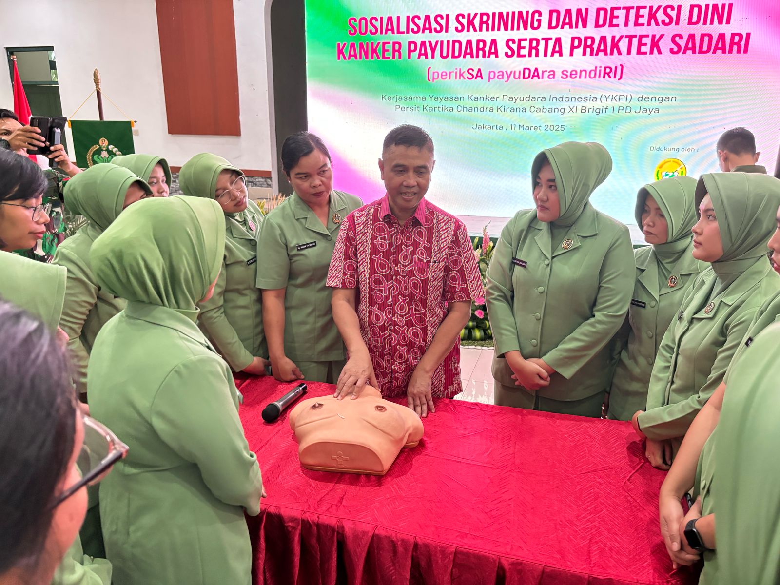 YKPI Kunjungi Persit KCK Cabang XI Brigif 1 PD Jaya untuk Lakukan Sosialisasi Deteksi Dini Kanker Payudara dan Praktek SADARI