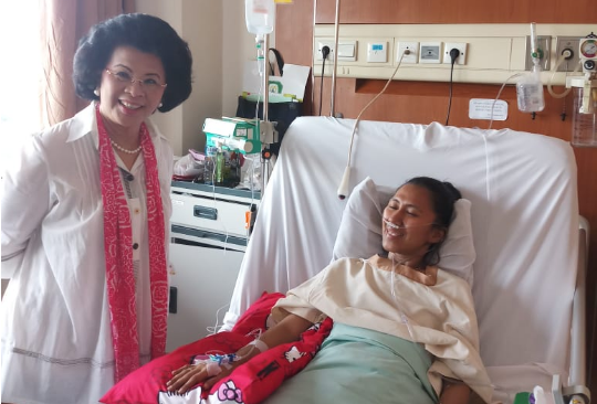 Ketua YKPI Linda Agum Gumelar Mengunjungi Pasien Kanker Payudara di RSK Dharmais, Jumat (1/3)