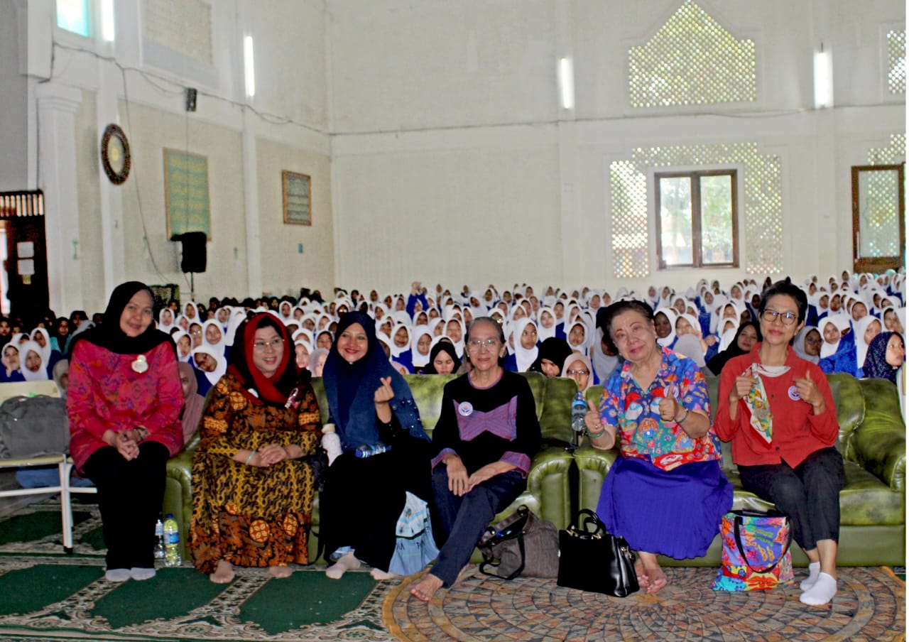 SANTRIWATI PONDOK PESANTREN YAYASAN AL ASHRIYYAH NURUL IMAN MENDAPATKAN SOSIALISASI SKRINING DAN DETEKSI DINI KANKER PAYUDARA