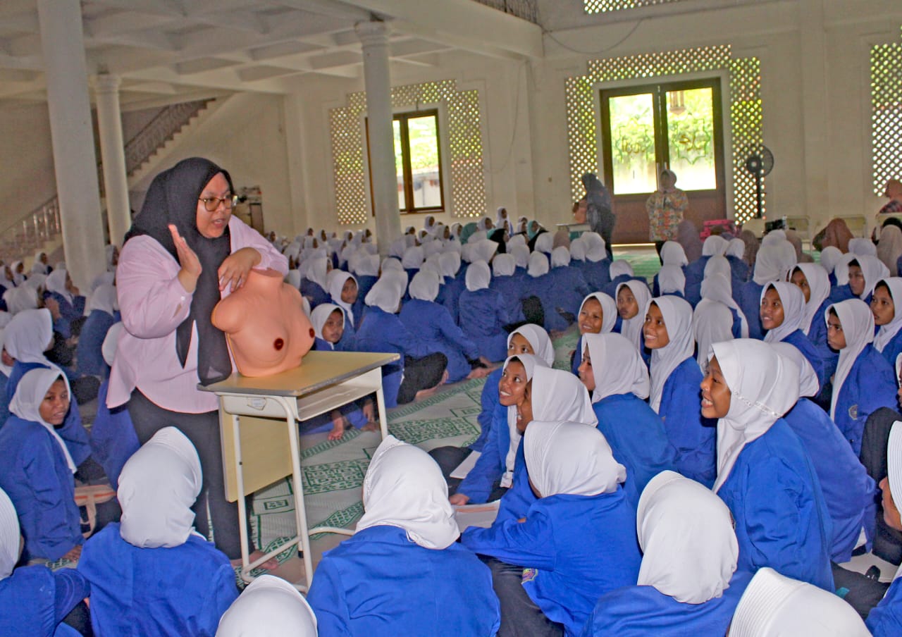 YKPI Gelar Sosialisasi Skrining dan Deteksi Dini Kanker Payudara untuk Santri Ponpes Al Ashriyah Nurul Iman Bogor