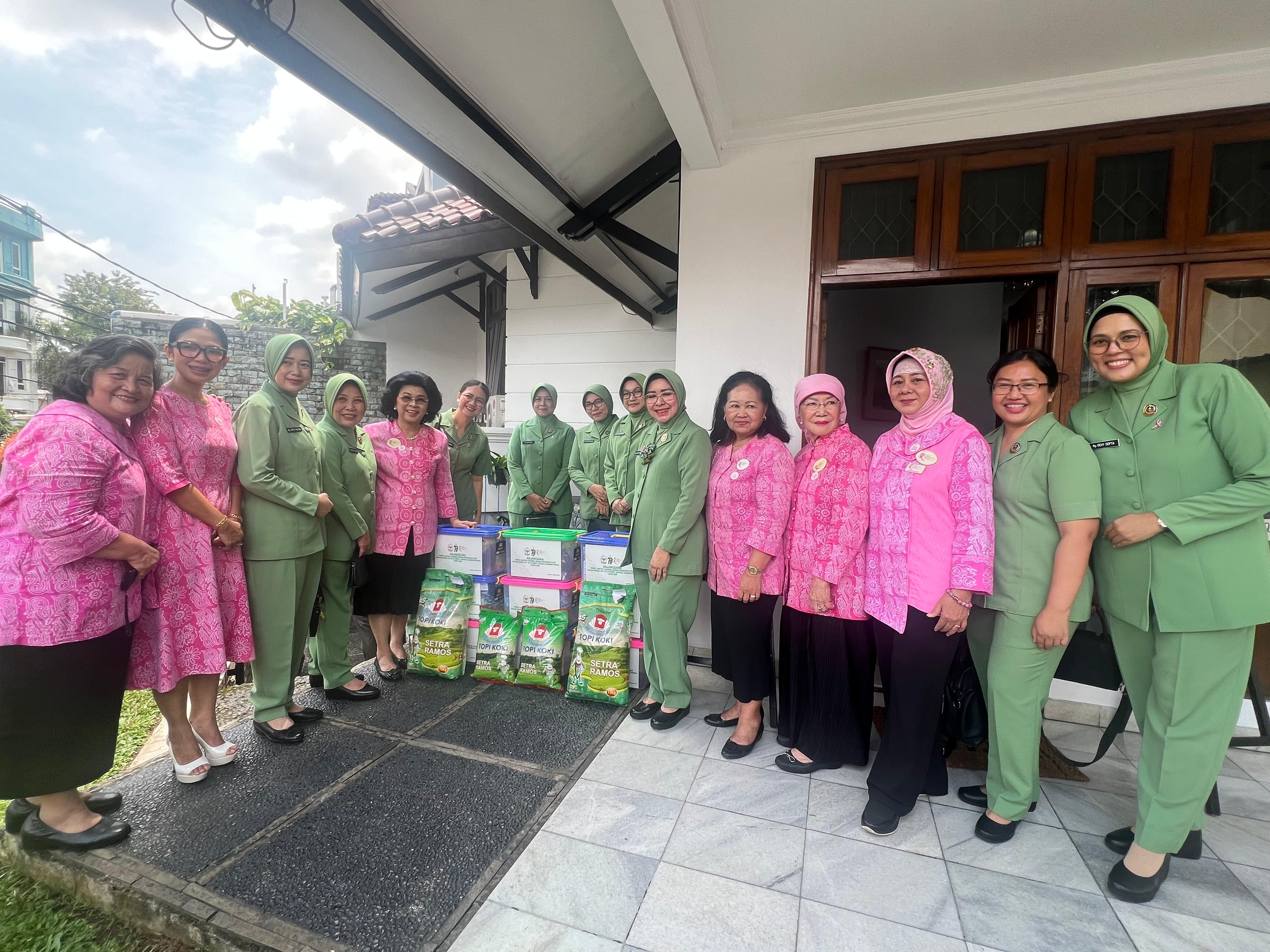 Pengurus Pusat Persit KCK Kunjungi Rumah Singgah YKPI