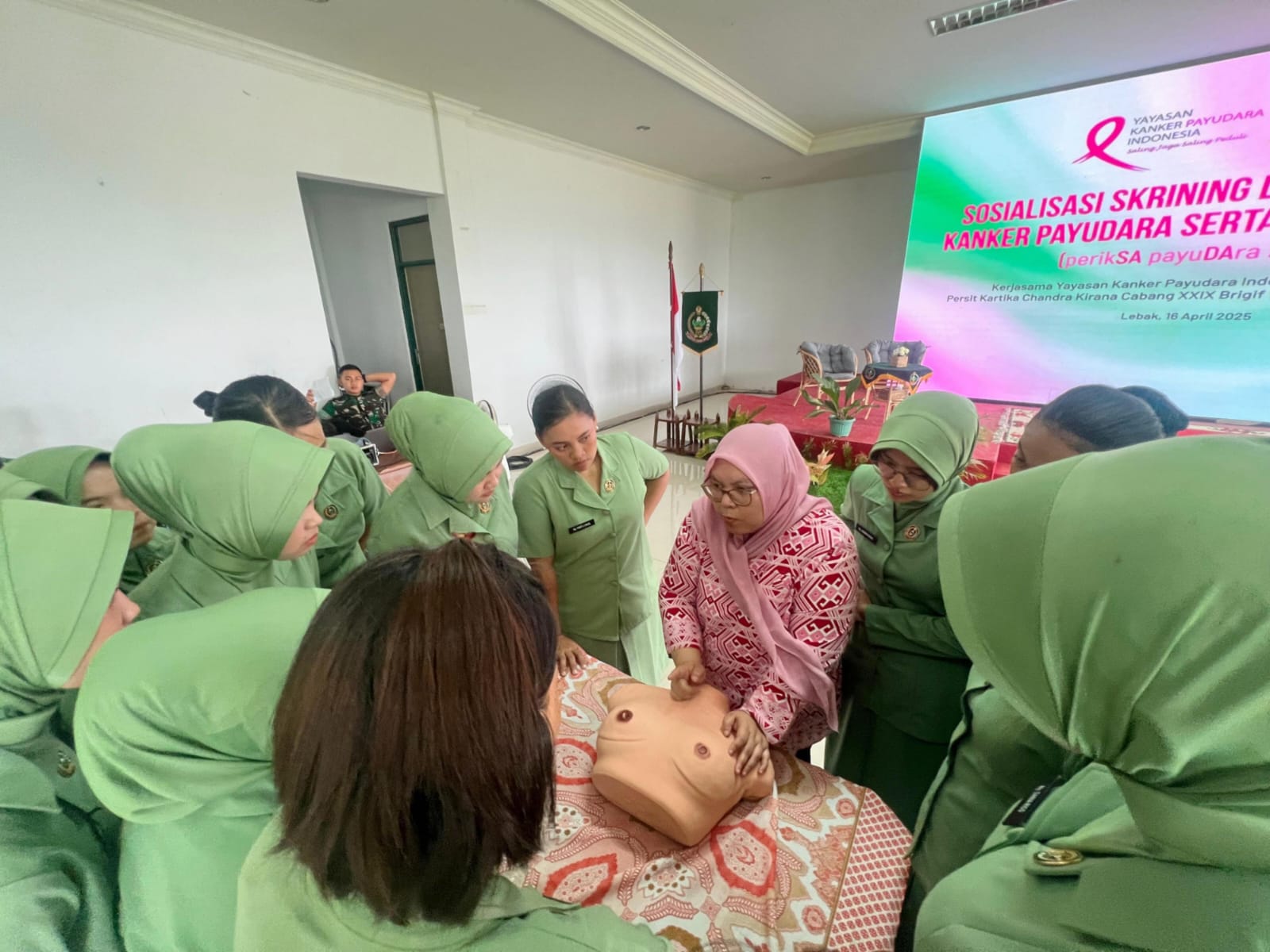 Sosialisasi Skrining Deteksi Kanker Payudara dan Praktek SADARI di Aula Markas Brigif 14 Mandala Yudha