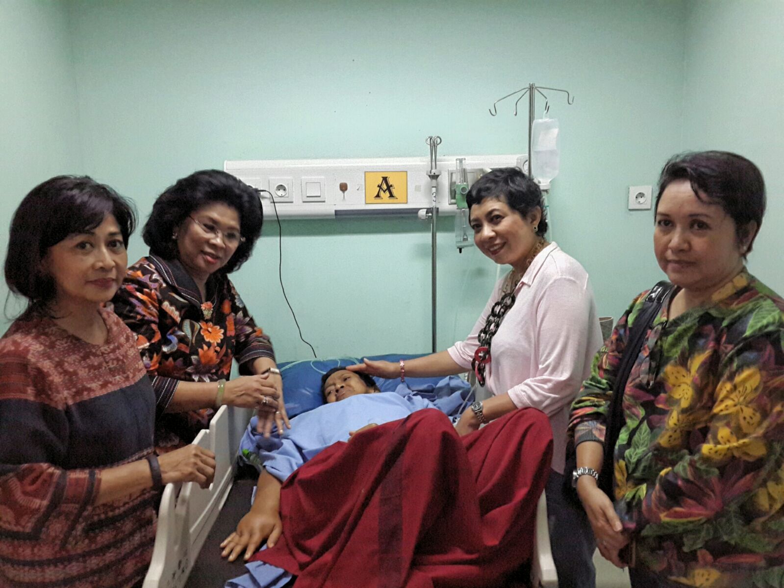 Ibu Rosida penderita kanker payudara yang tinggal di gerobak atas kerjasama Andien Aisyah (duta YKPI) dan team, YKPI, & LOVE PINK saat ini sudah berada di RSK Dharmais dan sudah ditangani dokter