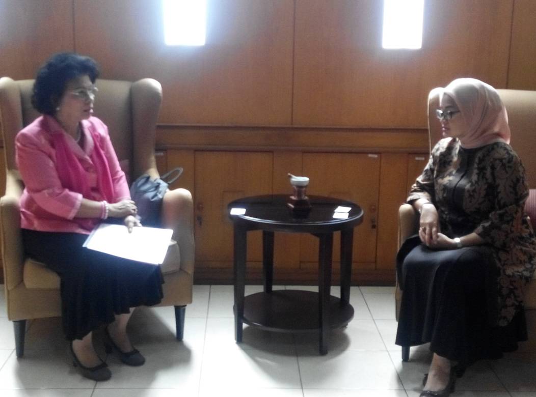 Ketua YKPI ibu Linda Gumelar beserta pengurus diterima Kepala BPOM Dr.Ir.PennyKusumastuti Lukito, MCP di kantor BPOM jalan Percetakan Negara. Hal yang dibicarakan pada pertemuan ini adalah maraknya pemberitaan/iklan tentang obat herbal/tradisional yang da