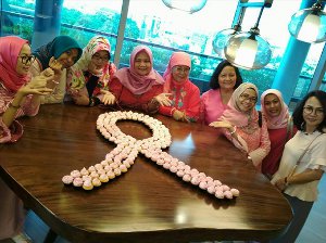 Universitas Podomoro bekerjasama dengan Neo Soho dan Central Park mengundang 30 orang Survivors Kanker Payudara YKPI untuk makan siang pada hari Sabtu, 14 Oktober 2017. Acara dimulai dengan melepas balon pink di atas jembatan Neo soho.