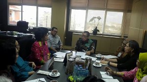 28 November 2017 Ibu Linda Agum G. selaku Ketua YKPI dan beberapa pengurus melakukan audensi dengan Prof. Dr. H. Abdul Kadir, PhD,SpTHT-KL(K), MARS selaku Direktur Utama RS. Dharmais.