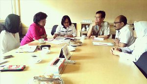 7 Desember 2017 Pagi ini, ibu Linda Agum Gumelar, selaku Ketua YKPI bertemu dengan dr. Loli J. Simanjuntak, Sp.PD, MARS, selaku Direktur Medik dan Keperawatan, dalam rangka menjajaki rencana kerjasama untuk relawan pendampingan pasien kanker payudara di R
