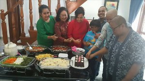 Senin, 25 Desember 2017 Ibu Nani Firmansyah membuatkan makanan untuk teman-teman yang merayakan Natal di Rumah Singgah YKPI. Terima kasih Ibu Nani