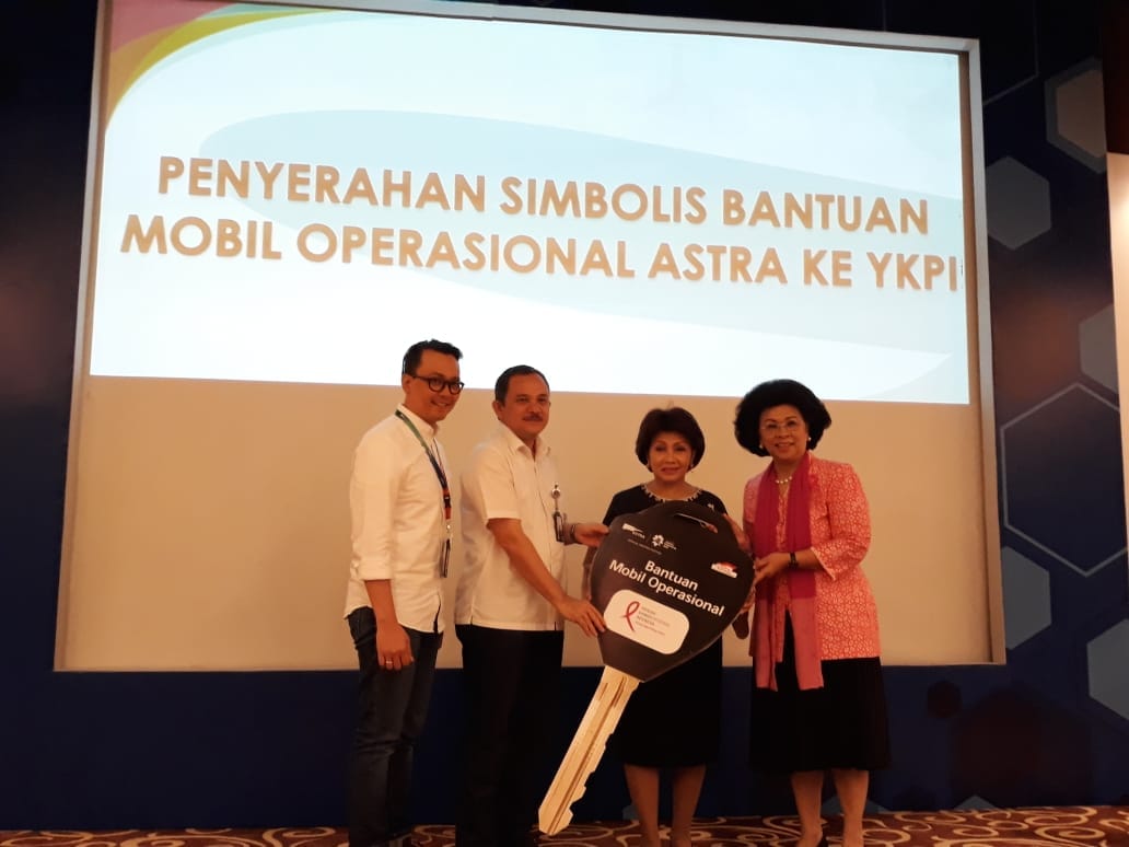 Ketua YKPI Linda Agum Gumelar dan Dewan Pembina Tati Hendropriyono menerima bantuan CSR dari PT Astra International Tbk. pada Rabu (18/7/2018)