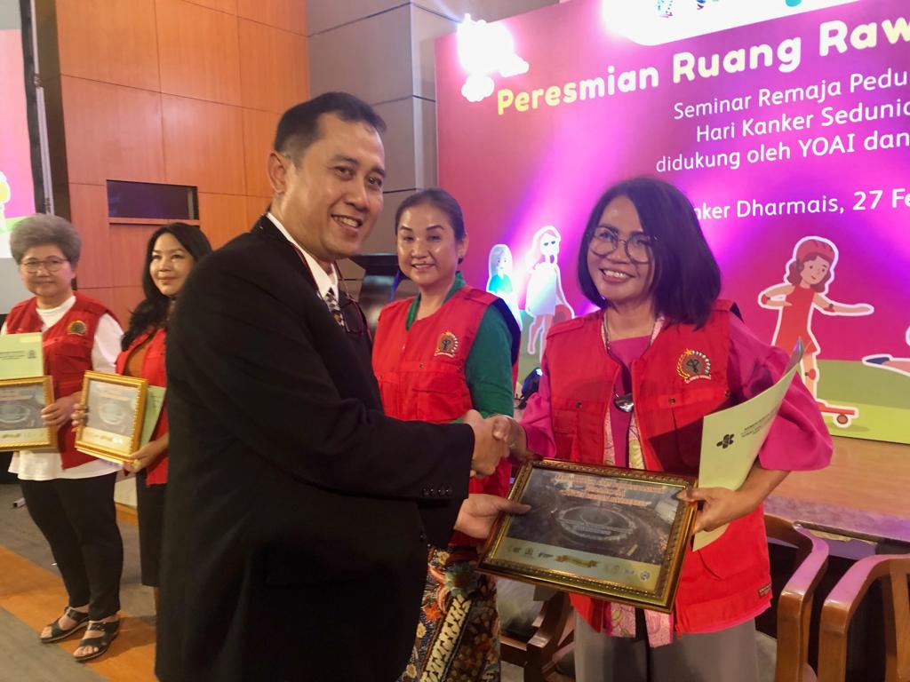 Penghargaan kepada Dua Relawan Kanker Payudara dari PitaPink Survivors & Warriors di bawah Naungan YKPI