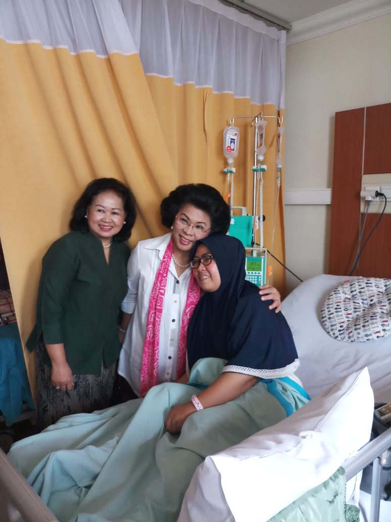 Ketua sekaligus Pendiri YKPI Linda Agum Gumelar mengunjungi pasien kanker payudara di RSK Dharmais